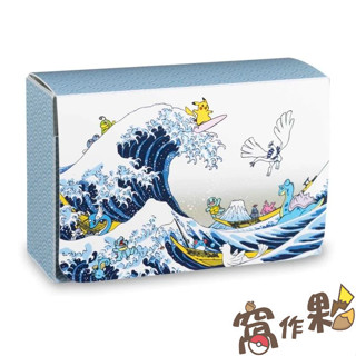 【窩作夥】美國 美版 寶可夢中心 卡盒 雙卡組塑膠卡盒 卡盒 卡墊 桌墊 浮世繪 皮卡丘 卡比獸 噴火龍 超夢 夢幻