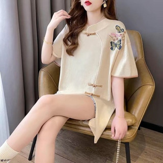 特大碼女裝夏季新款胖mm復古風刺繡百搭休閑顯瘦開叉T恤潮 國潮 中國風上衣 復古上衣 大尺碼上衣 顯瘦 新中式上衣