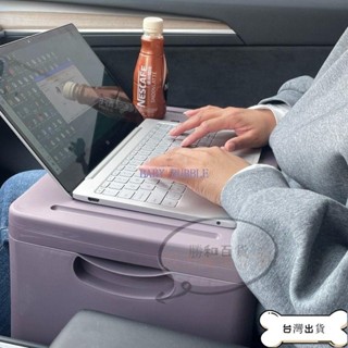 蝦皮汽車用品 防灑車載小桌板便攜車內折疊餐桌好收納副駕駛前排後排吃飯工作臺