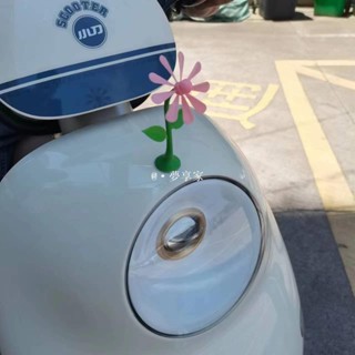 桃園出貨💯高品質👍電動車迷你旋轉小風車擺件裝飾品摩托車自行車小配件治癒系可愛 機車裝飾娃娃 腳踏車裝飾 腳踏車配件