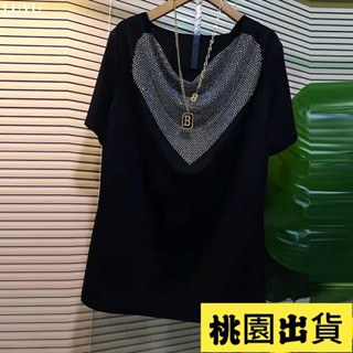 𝙻𝚞𝚢𝚞🚀限時特價2-300斤大碼女裝V領燙鉆寬松顯瘦胖MM中長款百搭遮肉打底短袖上衣