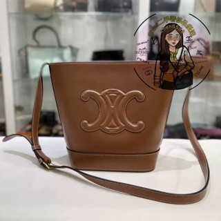 Shaw二手 CELINЕ 賽淋 Cuir Triomphe 凱旋門小號水桶包 焦糖色浮雕牛皮水桶包 單肩包 斜跨包