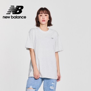 【New Balance】 NB 圓領刺繡NB短袖上衣 女性 淺灰色 WT41501AHH
