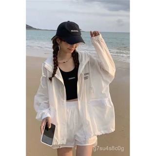 【戀戀的賣場】防曬衣 防曬服 透氣防曬衣 輕薄防曬衣 白色連帽印花防曬衣女夏季2025年新款寬鬆百搭薄款長袖防曬衫外套