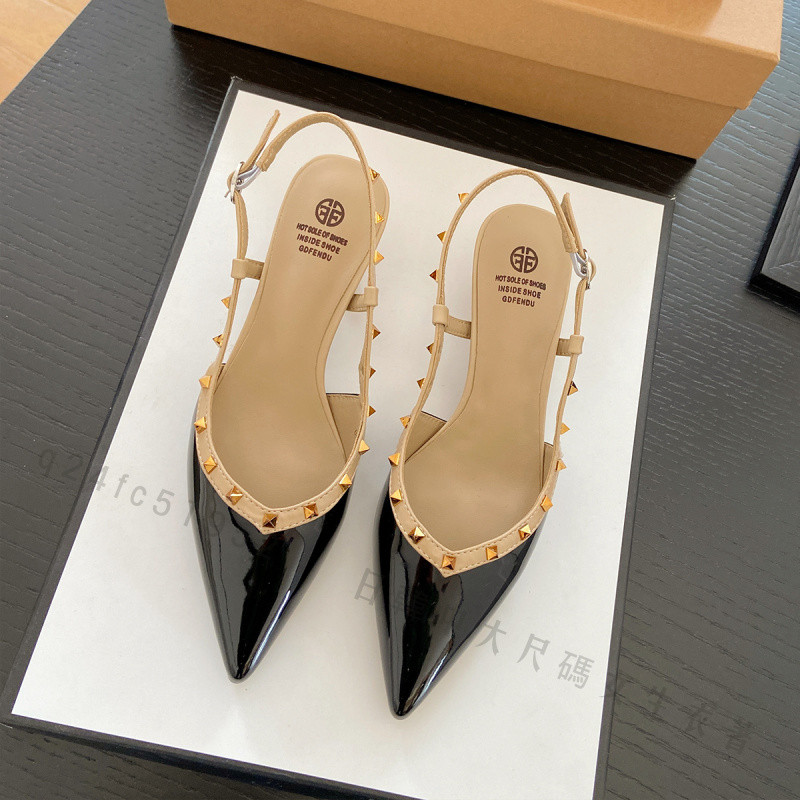 台湾出货🎀新款 低跟鞋 包頭涼鞋女華倫夏季鉚釘天奴百搭氣質細跟鉚釘僊女風尖頭一字帶高跟鞋