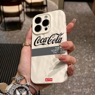 🛒ins風 字母可樂英文 創意手機殼 iPhone15蘋果手機殻14promax褶皺13pro高階12/11卡通