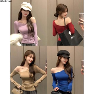 七喜服裝～斜肩低領打底衫 女秋冬新款內搭長袖t恤 緊身短版純欲性感氣質上衣 一字領上衣 性感上衣