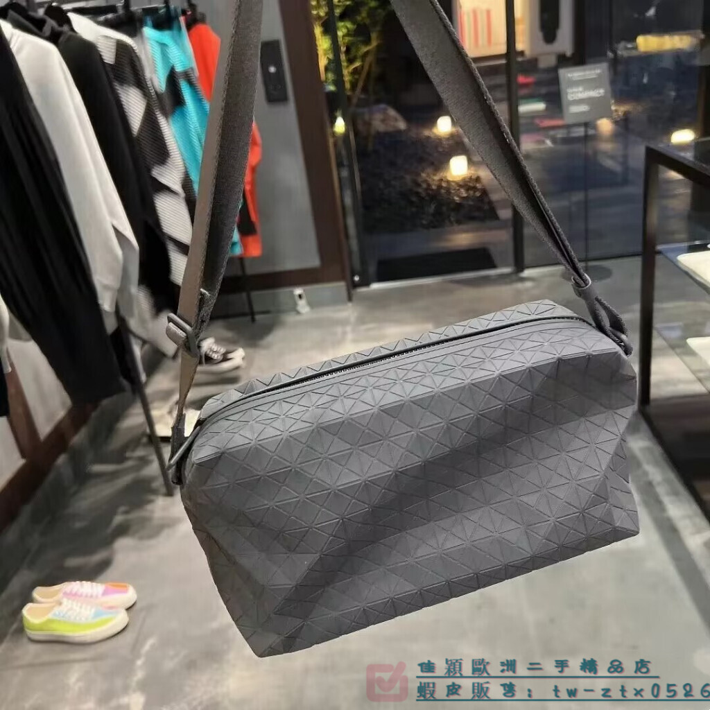 ISSЕY МIYАKЕ BAOBAO 馬鞍包 肩背包 斜挎包 斜背包 男/女同款 灰色 免運