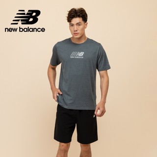 【New Balance】 NB 吸濕排汗反光圖短袖上衣 男性 深灰色 MT51204GT