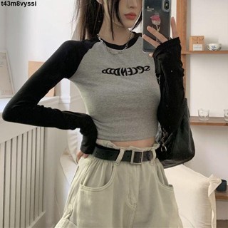 七喜服裝～美式插肩正肩長袖T恤女秋季設計感甜辣妹緊身內搭短版打底衫上衣
