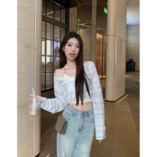 七喜 條紋鏤空防曬長袖針織衫女夏季新款減齡時尚寬松百搭小眾打底上衣 一字領上衣 薄上衣 長袖女生