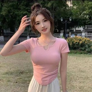 七喜服裝～小V氣質新款純欲風夏季設計感 小眾短袖 短版 甜美T恤 女緊身上衣潮