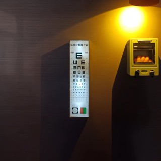 【臺灣發貨 特價處理】【自帶燈光】迷你視力表冰箱貼帶燈光模擬模型磁性裝飾微縮玩具