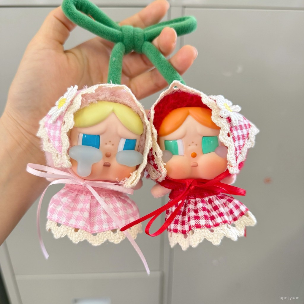 星娃探究室泡泡瑪特愛神的眼淚搪膠吊卡CRYBABY哭娃甜在一起Lisa衕款紅格裙