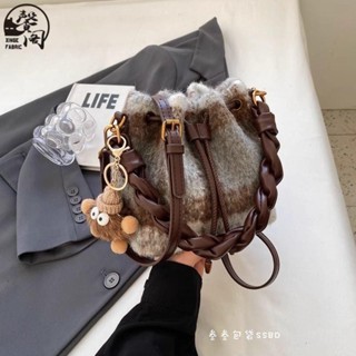 臺灣出貨》新品熱賣 女生斜挎手提水桶小包包 【30天熱銷1194件】今年流行包包水桶包女2024新款秋冬高階感手提小包爆
