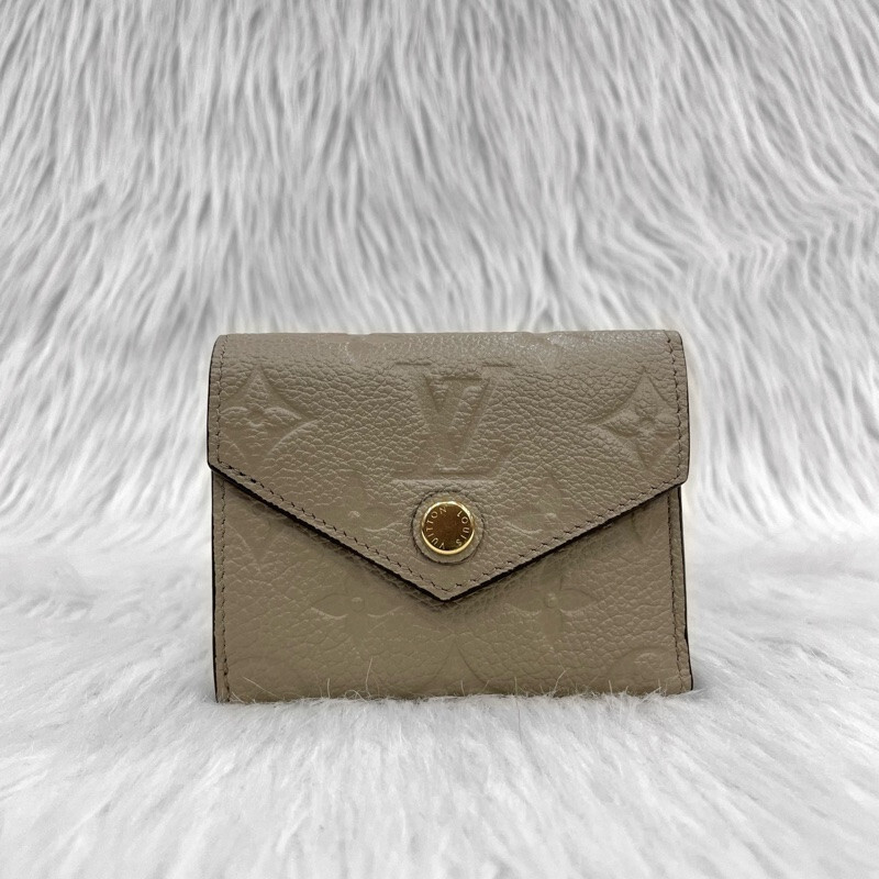 Louis Vuitton 路易威登 LV Zoe Wallet 奶茶色 柔軟粒面壓紋牛皮 三折 短夾 M69800