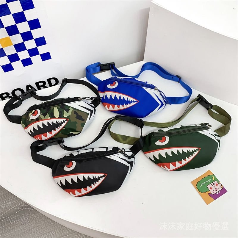 【臺灣】推荐-網紅爆款兒童包包男童個性小鯊魚胸包寶寶外出旅遊百搭帥氣斜挎包