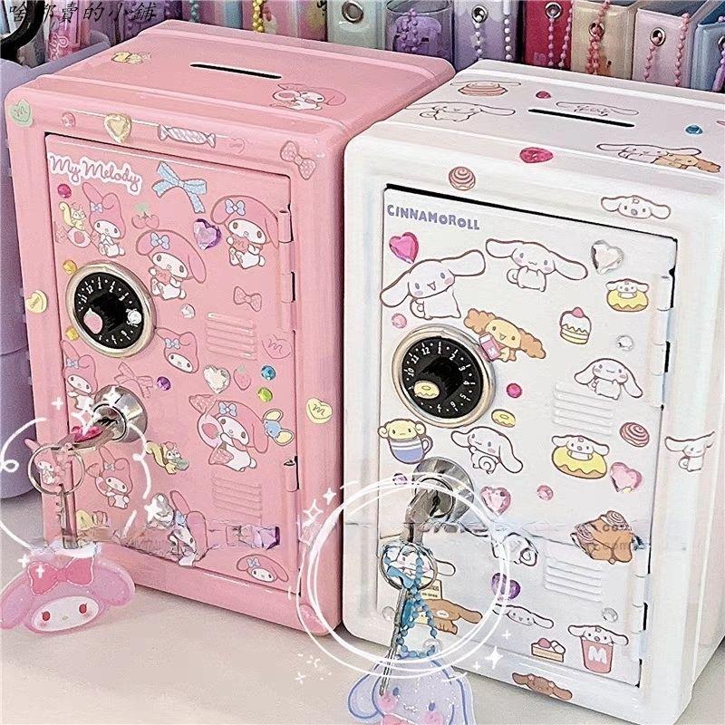 桌面鐵存錢罐保險箱 玉桂狗美樂迪學生咕卡裝飾貼紙收納鑰匙櫃組合 帶鎖密碼盒存錢柜 創意帶鎖錢箱 密码盒子收纳小鐵箱子