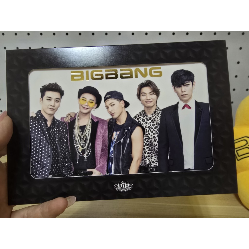 Bigbang Vip 聖誕賀卡，官方正品，正面是五位成員的精美合影，背面是聖誕節主題設計，贈送原裝立牌，保存完好，全新