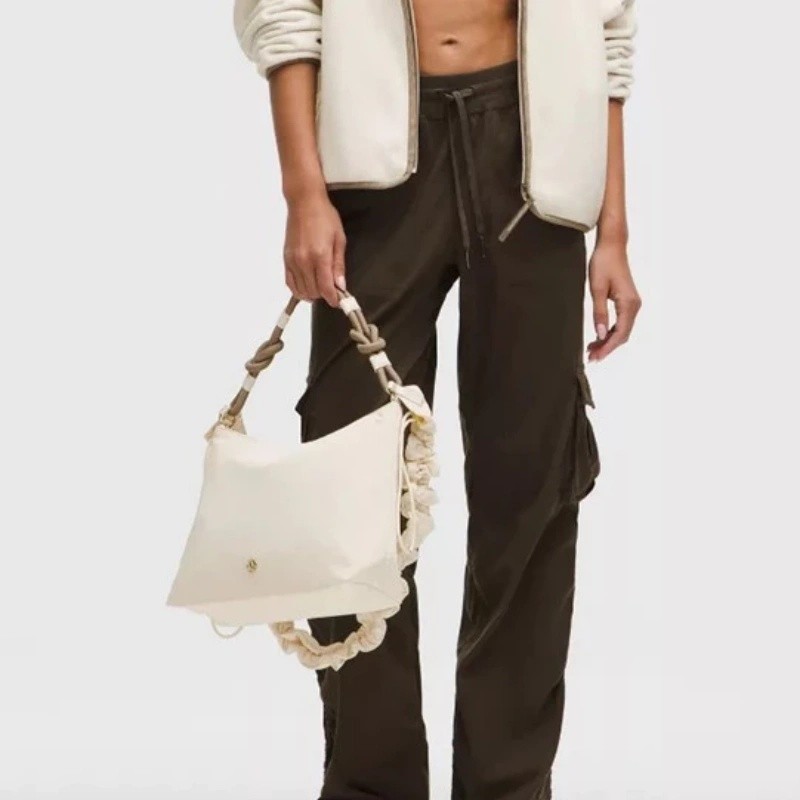 （包包星球）加拿大戶外運動第一品牌 Lululemon Convertible 褶飾細節斜背包 6.5L