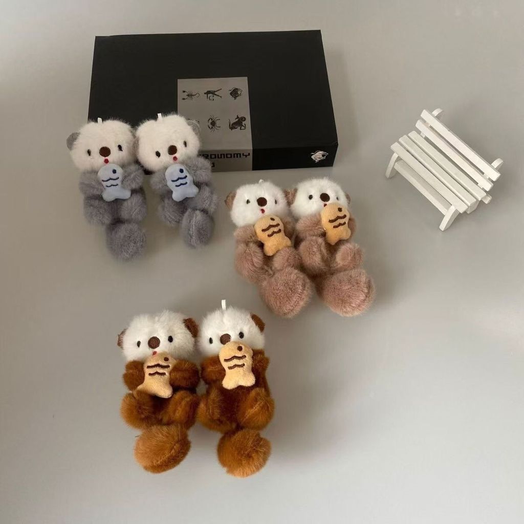 免運✨✨ 可愛掛件 抱魚海獺 海獺掛件 摸魚玩偶 毛絨鑰匙扣 書包掛件 水獺公仔 海洋館掛飾 摸魚海獺 交換禮物