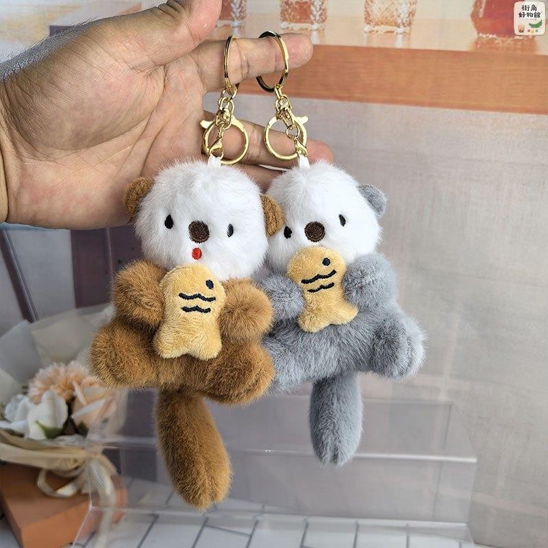 【台灣出貨】🔥抱魚水獺吊飾 水獺吊飾 海獺吊飾 水獺娃娃 書包掛件 包包吊飾 禮物 交換禮物 生日禮物 鑰匙圈 鑰匙扣