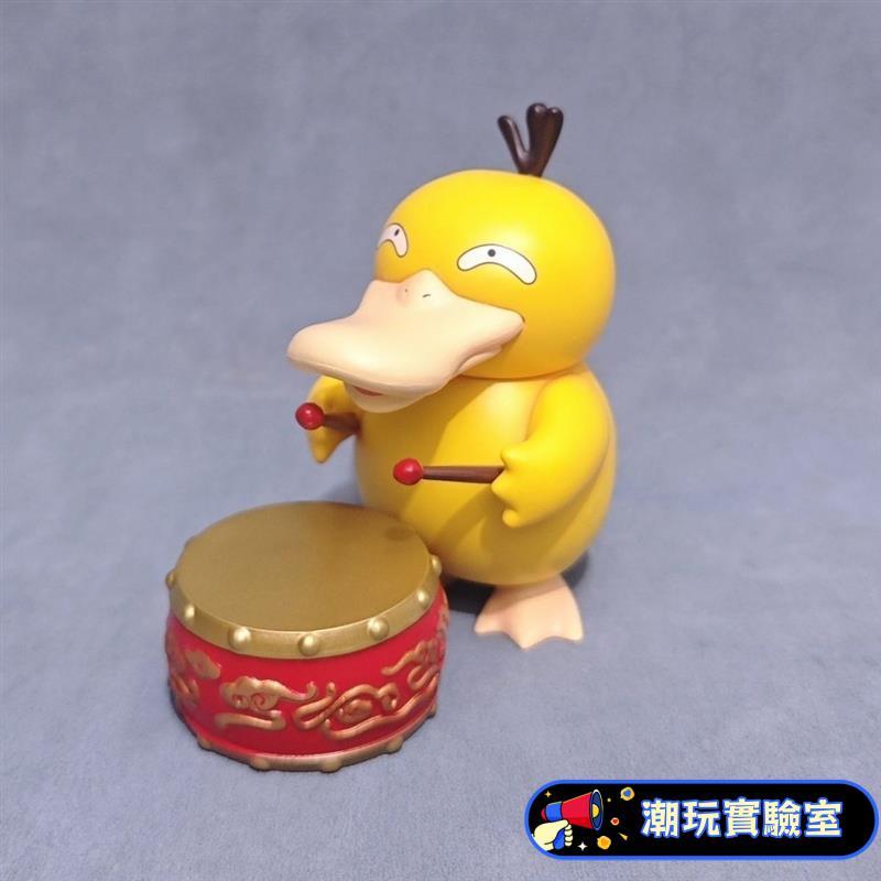 【敲鼓可達鴨】新品🔥 超可愛 可達鴨公仔 猥琐打鼓可達鴨 潮玩GK Q版手辦 汽車桌面擺件 送男女朋友 畢業/禮物禮品