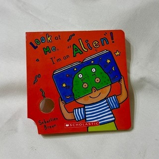 二手｜ Look at Me: I'm an Alien! 硬頁英文童書
