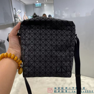 三宅一生 Issey Miyake BAOBAO KURO系列 斜挎方包 肩背包 斜背包 相機包 甲蟲包
