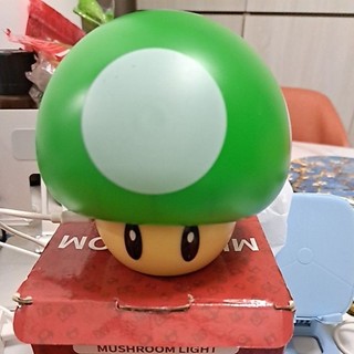 【便宜出清】任天堂 Super Mario 綠色蘑菇夜燈 1UP 小夜燈｜外觀綠蘑菇/音效為紅蘑菇變大聲 現況品擺飾