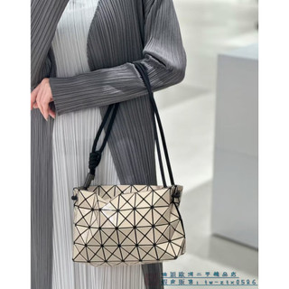 ISSEY MIYAKE 三宅一生 BAOBAO LOOP系列 豆腐包 單肩包 斜挎包 肩帶能調節 奶茶色美