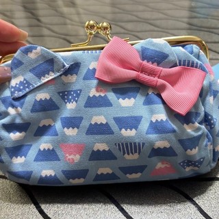 日本三麗鷗Hello Kitty 富士山圖樣帆布口金零錢包/化妝包