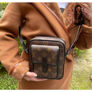 LV CHRISTOPHER 老花 字紋 黑色皮革邊 拉鏈 斜背 隨身包 M69404
