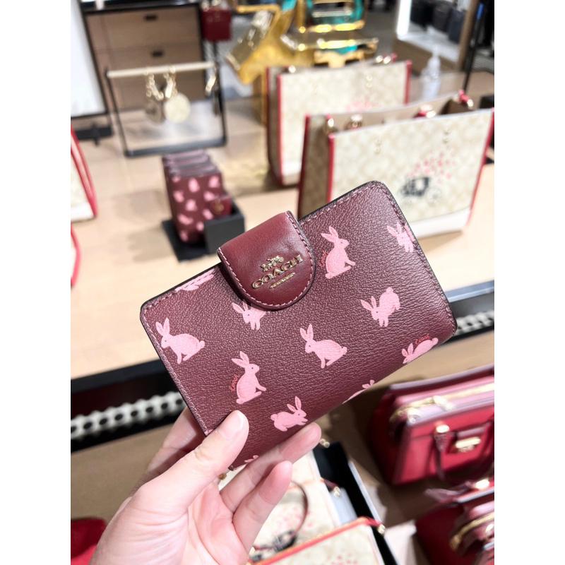 🔥卡拉國內外代購🔥預購 Coach 兔年限定商品 女生中夾