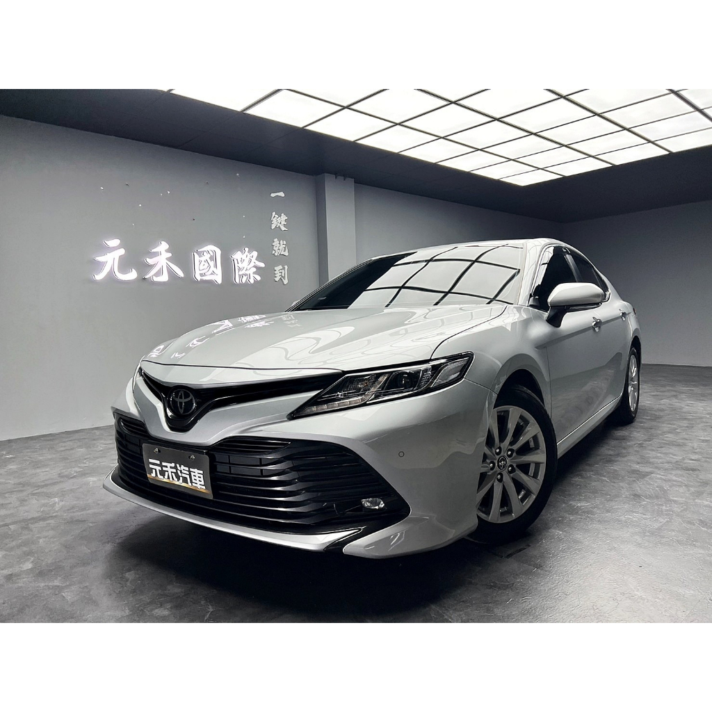 2019年式 8代 Toyota Camry 2.5豪華版 汽油 金屬銀 實跑10萬公里保證 !