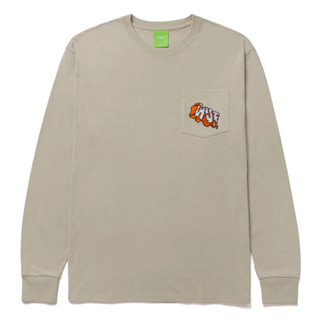 【HUF】HF222A11212 QUAKE MINI EMB POCKET L/S TEE 薄長T (卡其) 化學原宿