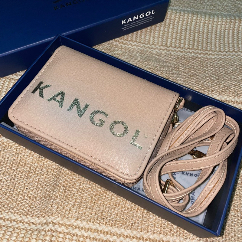 KANGOL 斜背短夾小包&amp;燙金字樣-淺卡其色 中軟皮夾 斜背包 肩背包 kangol包 兩用包 小包 隨身包