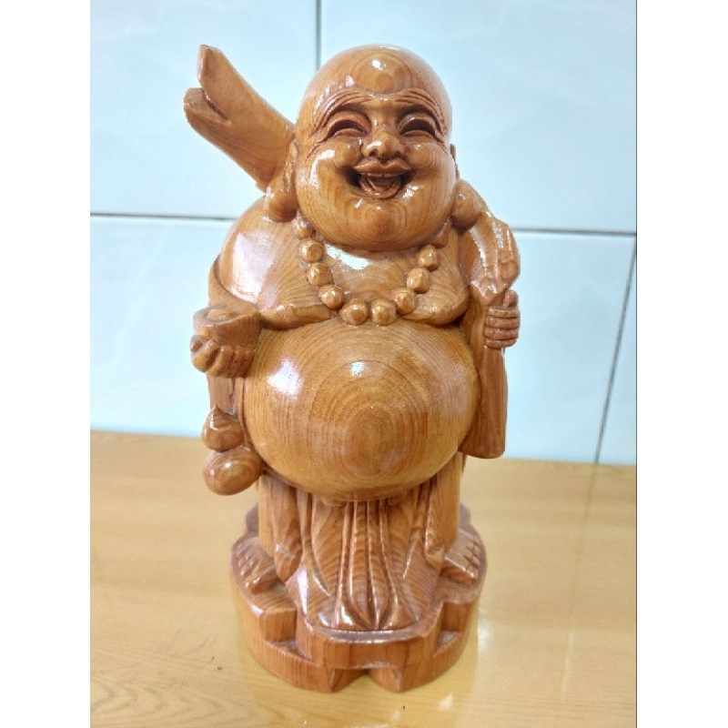 越南檜木彌勒佛手工木雕808g重，12.5×12.5×高23.5 公分，雕的徐徐如生笑容可掬，給您帶來好財運。