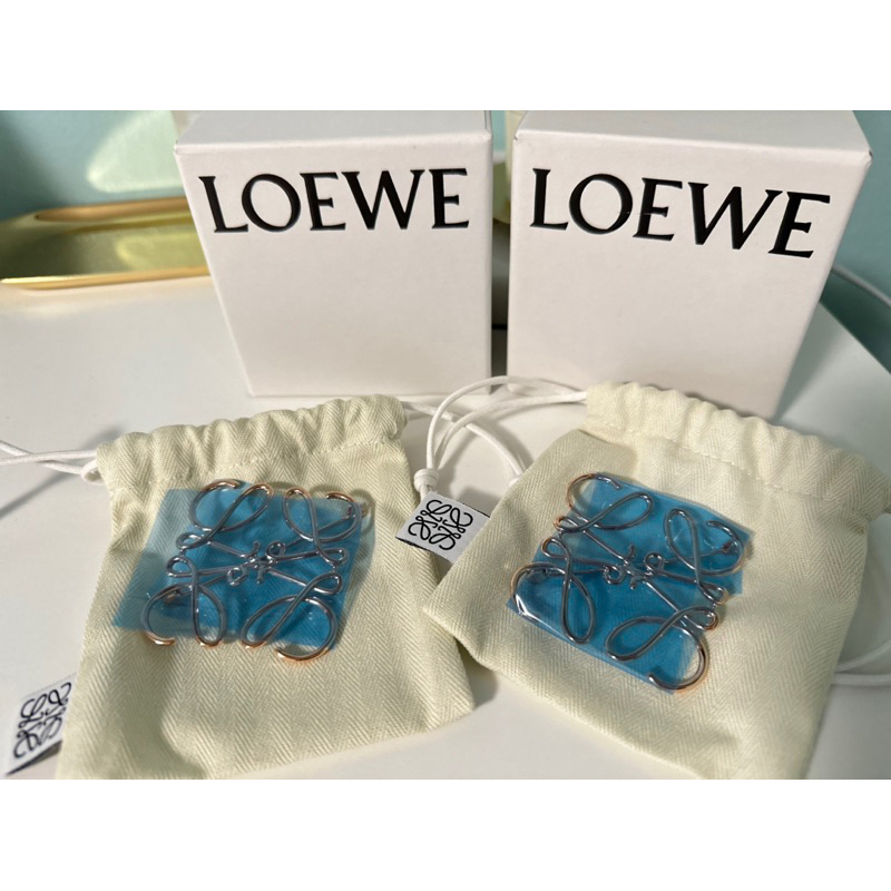 Loewe 經典Logo 胸針 (玫瑰金)🌹