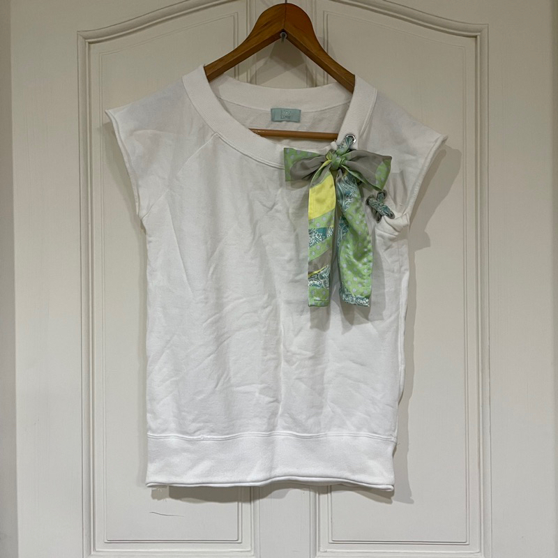 白色 綠色絲巾 綁帶 金屬 雙層不修邊設計 短袖棉質上衣