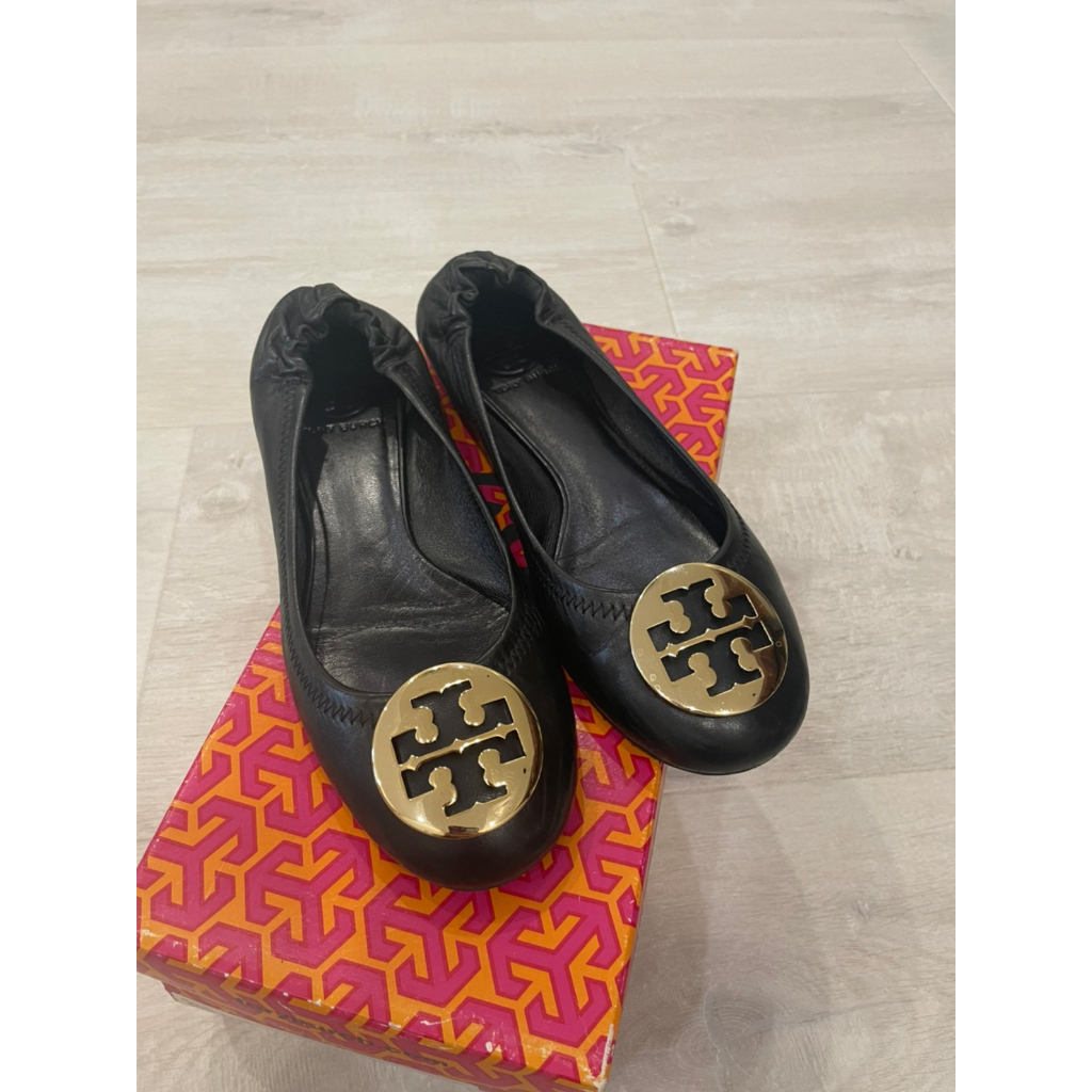 二手－tory burch MINNIE TRAVEL 黑色圓弧金屬LOGO平底淑女鞋娃娃鞋23.5