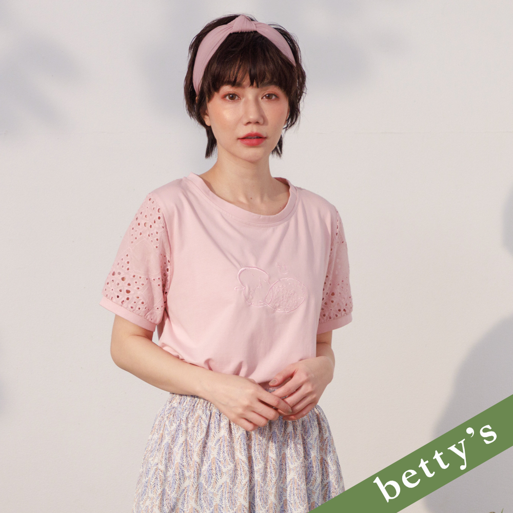 betty’s貝蒂思(21)蕾絲袖水果繡花圓領T-shirt(淺粉 )