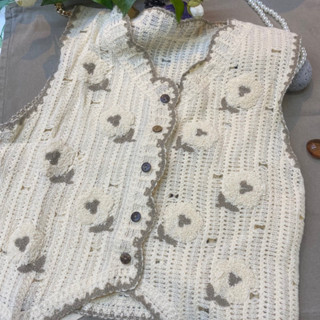 (時尚單品馬甲)復古棉花田花朵刺繡針織衫馬甲背心外套女外搭無袖v領毛衣馬夾肩帶背心 韓版燈炮橘色花馬甲女復古刺繡鈎花針織