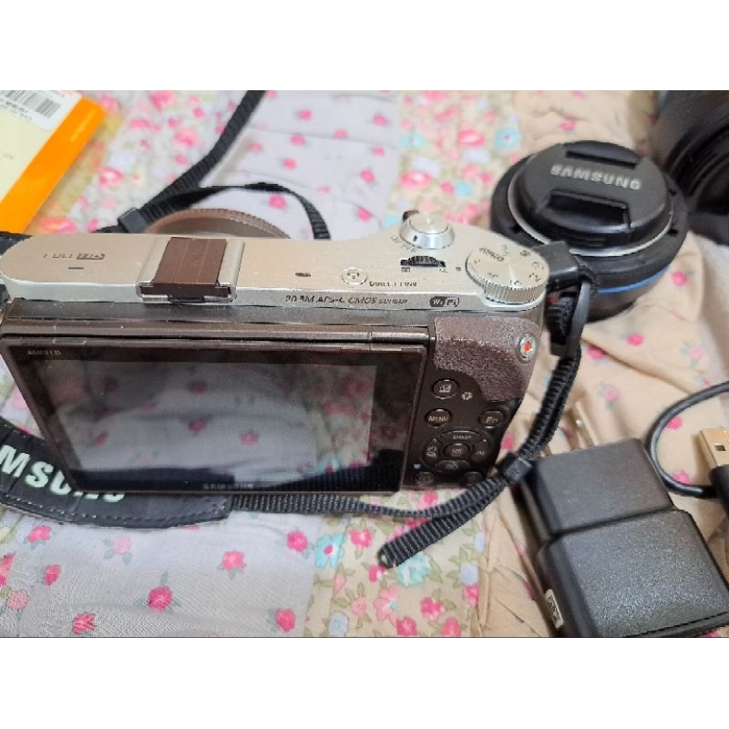 三星 NX300M 數位相機 復古棕色 近全新 包含額外購買的短鏡頭+長鏡頭18-55 OIS 充電器 記憶卡腳架等配件