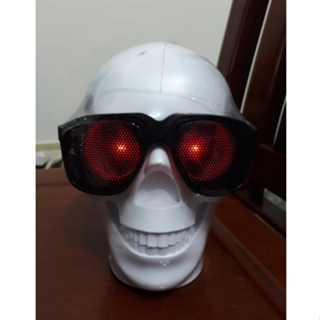 白色骷顱頭造型藍芽喇叭~黑色墨鏡+紅眼燈光(2)~