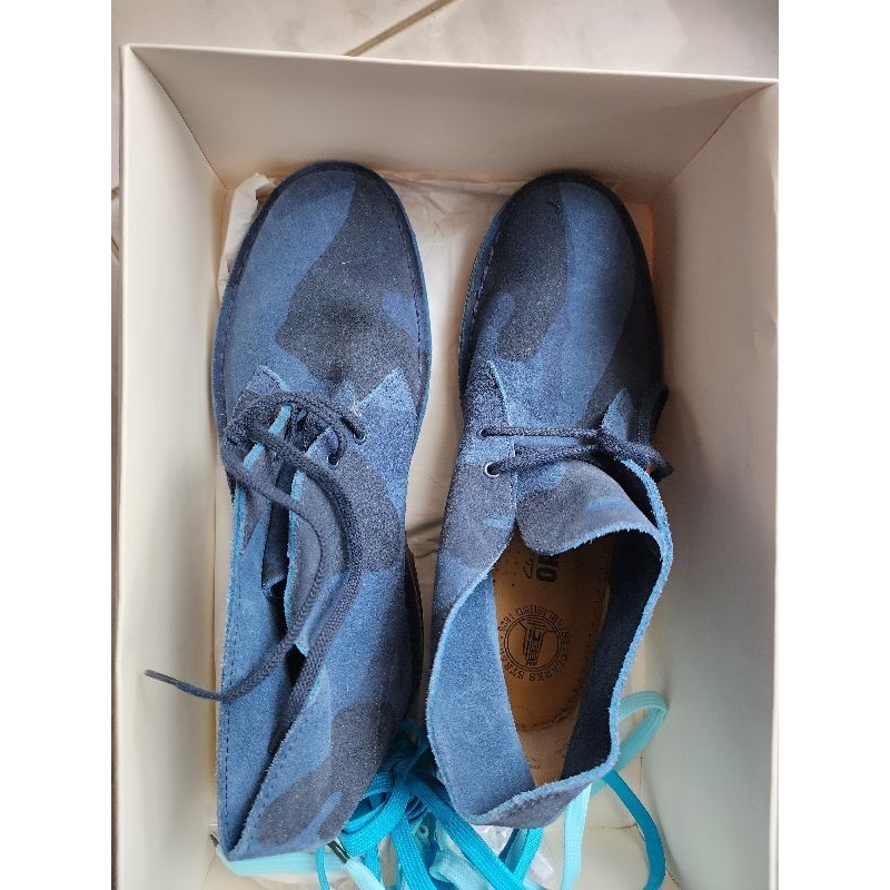 Clarks 中筒沙漠靴 藍迷彩