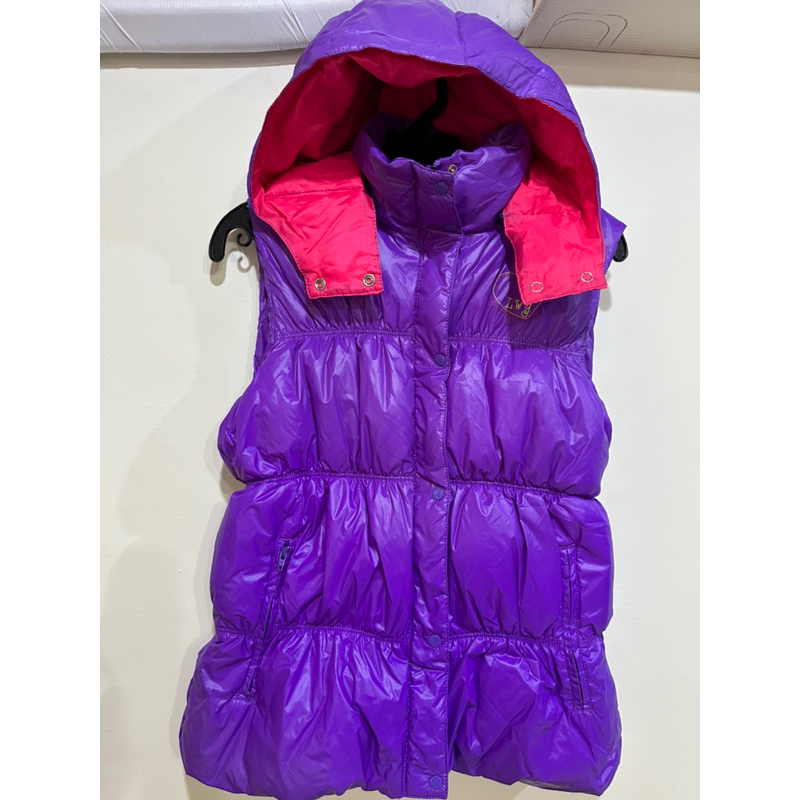 LOVE WORLD愛的世界百貨專櫃，兒童極輕羽絨連帽背心外套，保暖實穿好搭，99成新零碼商品，紫色12號