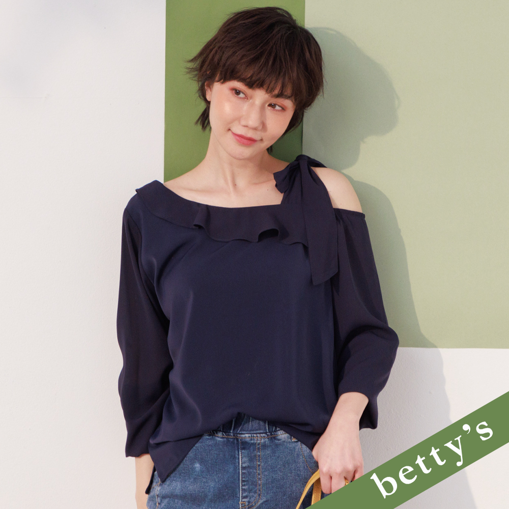 betty’s貝蒂思(21)雪紡斜肩綁帶荷葉領上衣(深藍)