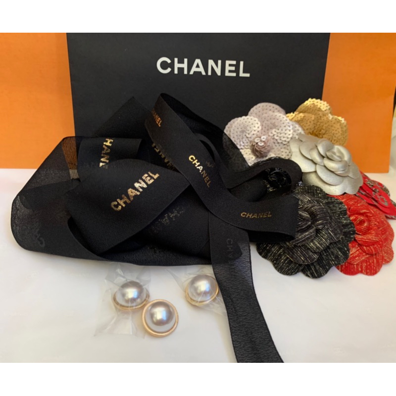 Chanel （新款限量黑金緞帶+珍珠）🙋可自製髮圈、手圈飾品等；Chanel這顆包裝珍珠是有點份量的！粗細價格不同喔！