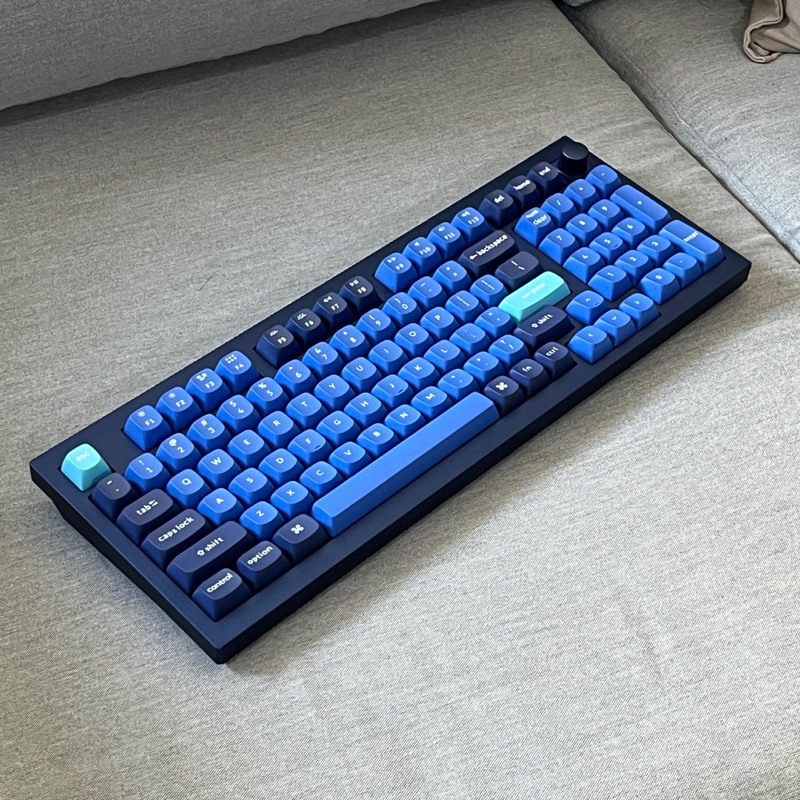 Keychron Q5 海軍藍 自定義旋鈕 Gateron 茶軸 機械鍵盤 RGB 燈效